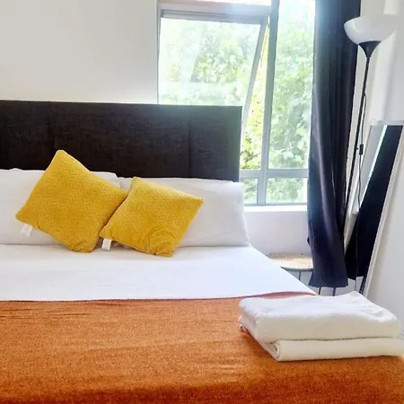 Contemporary 2 Bedroom In Apartment *