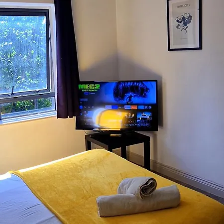 Contemporary 2 Bedroom In Apartment